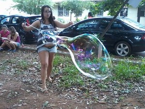 Mulher fazendo bolha de sabão gigante em Campinas (Foto: Bruna Biersack) Mulher fazendo bolha de sabão gigante em Campinas (Foto: Bruna Biersack)