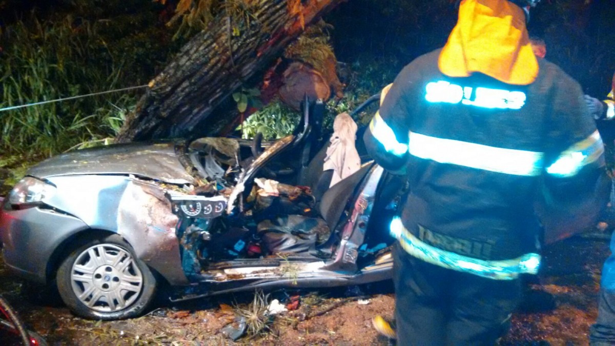 Bombeiros fizeram o resgate da vítima