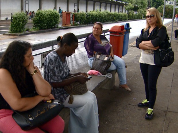 Passageiros sem ônibus em terminal de Campinas (Foto: Reprodução EPTV) Passageiros sem ônibus em terminal de Campinas (Foto: Reprodução EPTV)