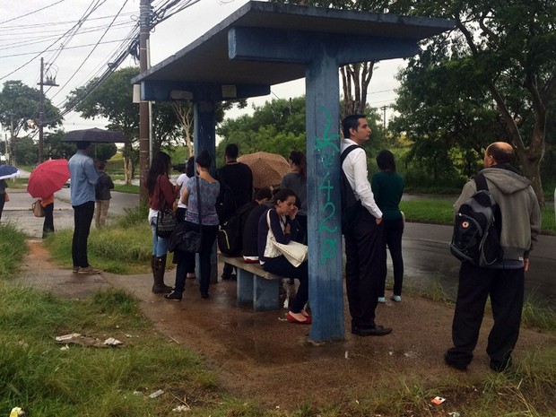 Ponto de ônibus lotado em Campinas nesta segunda-feira (Foto: Priscilla Geremias/G1) Ponto de ônibus lotado em Campinas nesta segunda-feira (Foto: Priscilla Geremias/G1)