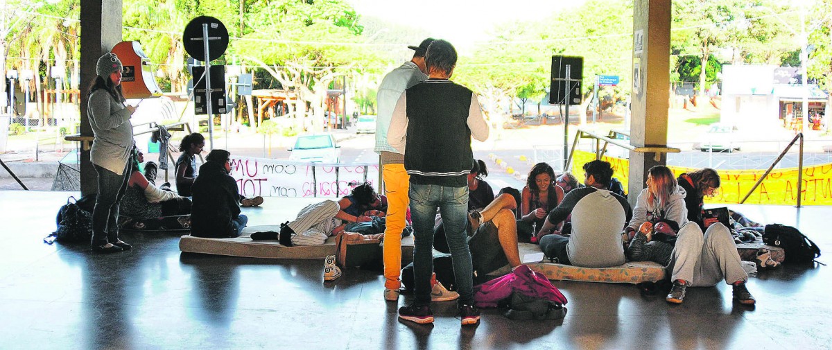 Grupo de estudantes da Unicamp durante piquete na tarde de ontem no prédio do Ciclo Básico da universidade, que tem as aulas prejudicadas por conta do movimento