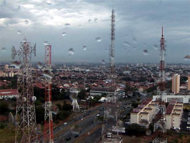Chegada de frente fria causa chuva em Campinas (Foto: Reprodução EPTV) Chegada de frente fria causa chuva em Campinas (Foto: Reprodução EPTV)