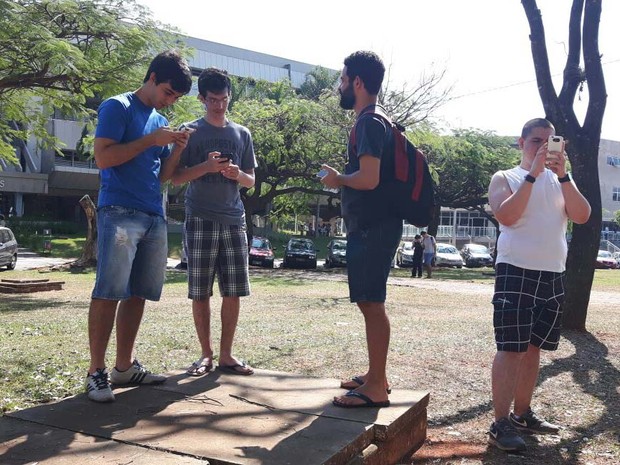 Alunos trocaram as conversas nos intervalos das aulas por caçadas aos Pokémons (Foto: G1/Luciano Calafiori) Alunos trocaram as conversas nos intervalos das aulas por caçadas aos Pokémons (Foto: G1/Luciano Calafiori)