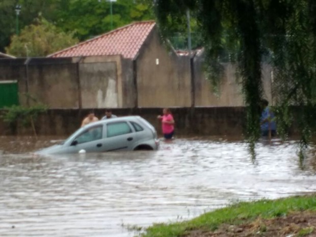 Chuva provocou alagamento em Indaiatuba, nesta sexta-feira (Foto: Elizeu Cabral) Chuva provocou alagamento em Indaiatuba, nesta sexta-feira (Foto: Elizeu Cabral)