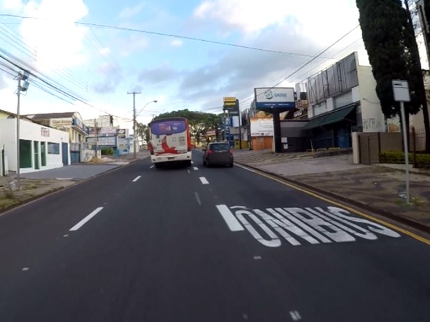 Carro usa via exclusiva para ônibus, que é obrigado a mudar de faixa em Campinas (Foto: Reprodução / EPTV) Carro usa via exclusiva para ônibus, que é obrigado a mudar de faixa em Campinas (Foto: Reprodução / EPTV)