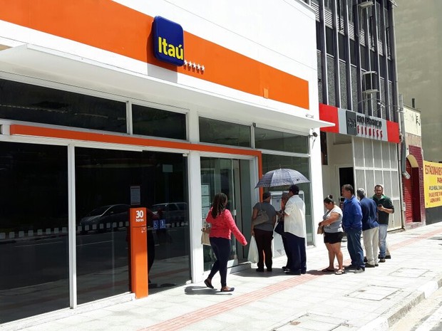 Fila em frente à agência bancária aberta no Centro de Campinas (Foto: Murillo Gomes/G1) Fila em frente à agência bancária aberta no Centro de Campinas (Foto: Murillo Gomes/G1)