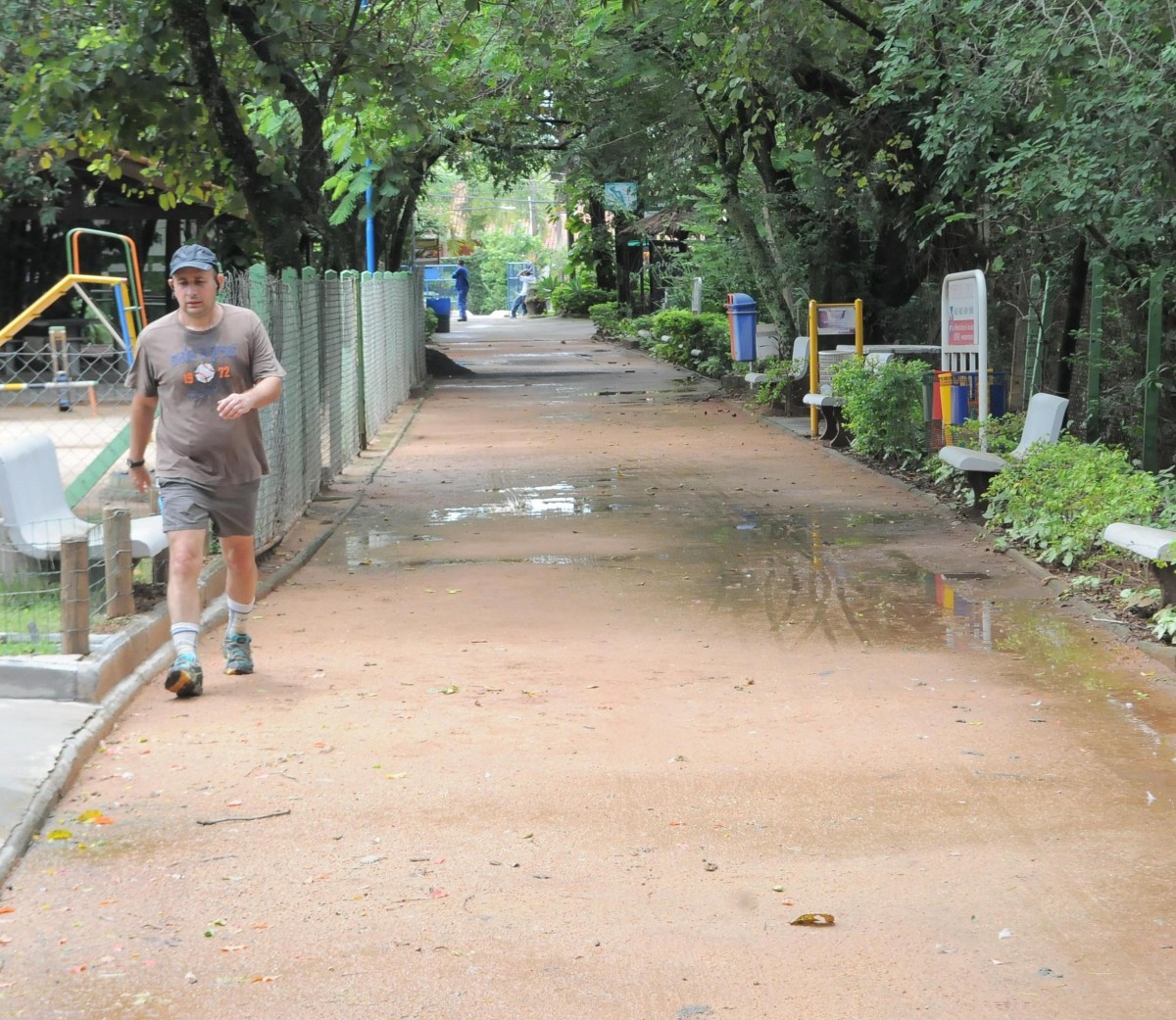 Na época chuvosa, água fica empoçada na pista de caminhada: queixa