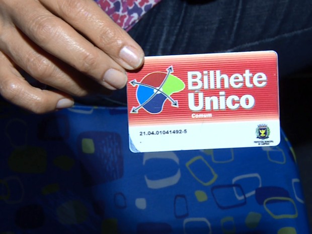 Passageira de ônibus segura cartão Bilhete Único em Campinas (Foto: Reprodução EPTV) Passageira de ônibus segura cartão Bilhete Único em Campinas (Foto: Reprodução EPTV)