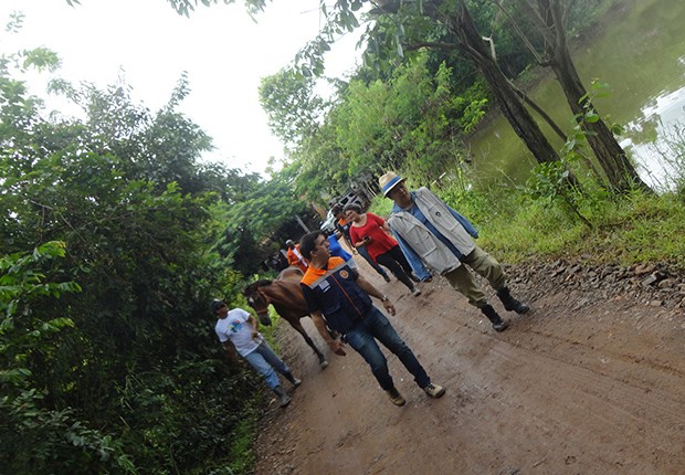 Equipe da Defesa Civil percorre o bairro Piracambaia 2 (Foto: Créditos: Divulgação) Equipe da Defesa Civil percorre o bairro Piracambaia 2 (Foto: Créditos: Divulgação)