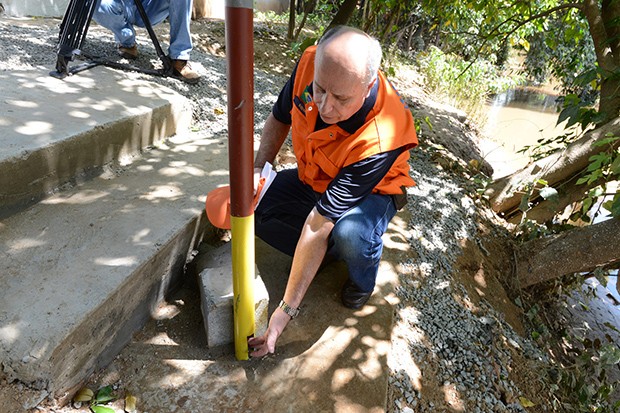Diretor da Defesa Civil de Campinas Sidnei Furtado confere sensor de alagamento (Foto: Toninho Oliveira/Divulgação) Diretor da Defesa Civil de Campinas Sidnei Furtado confere sensor de alagamento (Foto: Toninho Oliveira/Divulgação)
